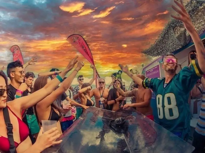 Oceanbeat Ibiza Sunset Boat Party Ticket mit DJ und Crowd